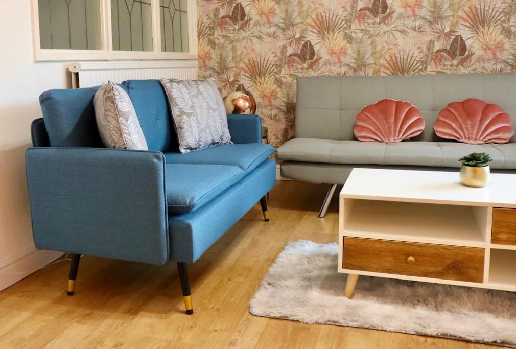 Lovely Staycation With Family Free Parking & Wifi Leeds  Kültér fotó