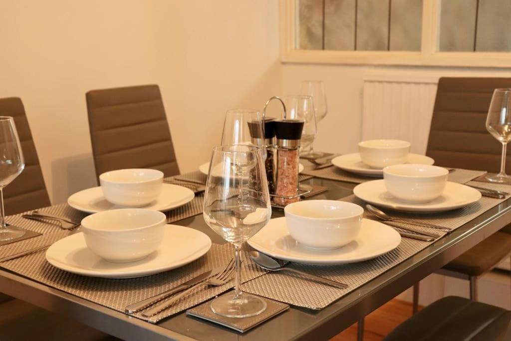 Lovely Staycation With Family Free Parking & Wifi Leeds  Kültér fotó