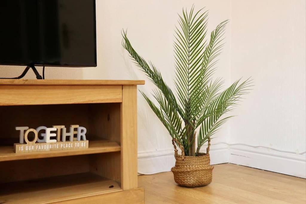 Lovely Staycation With Family Free Parking & Wifi Leeds  Kültér fotó