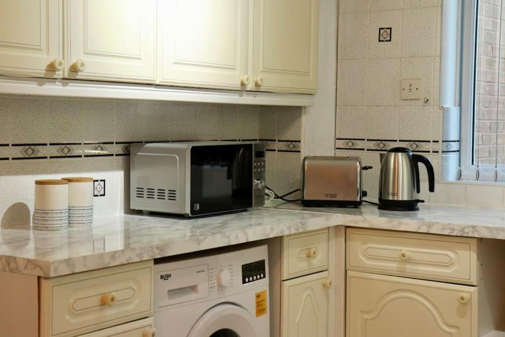 Lovely Staycation With Family Free Parking & Wifi Leeds  Kültér fotó