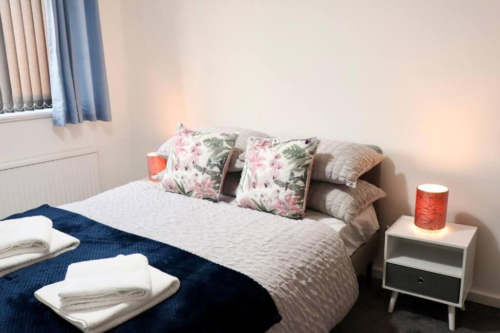 Lovely Staycation With Family Free Parking & Wifi Leeds  Kültér fotó
