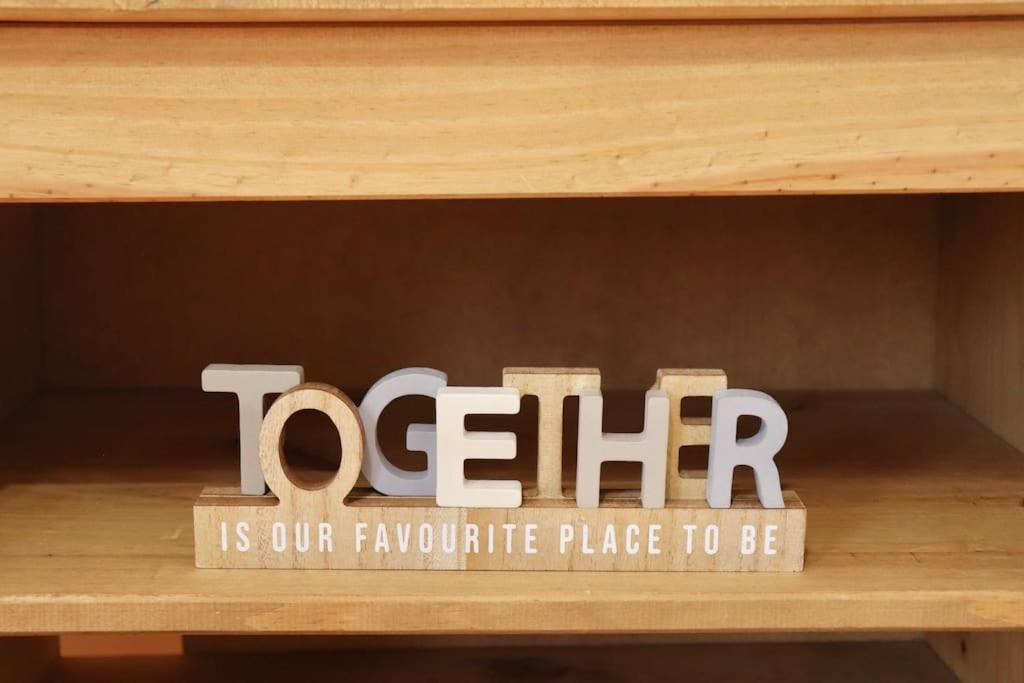 Lovely Staycation With Family Free Parking & Wifi Leeds  Kültér fotó