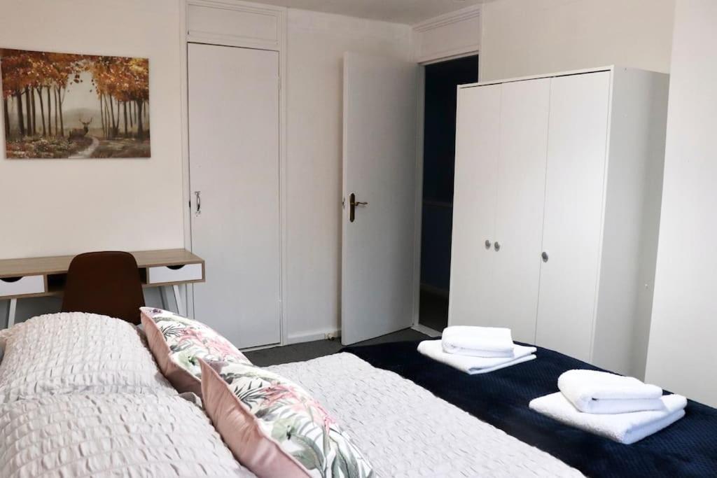 Lovely Staycation With Family Free Parking & Wifi Leeds  Kültér fotó