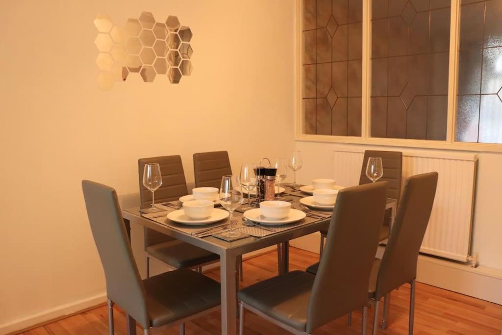 Lovely Staycation With Family Free Parking & Wifi Leeds  Kültér fotó