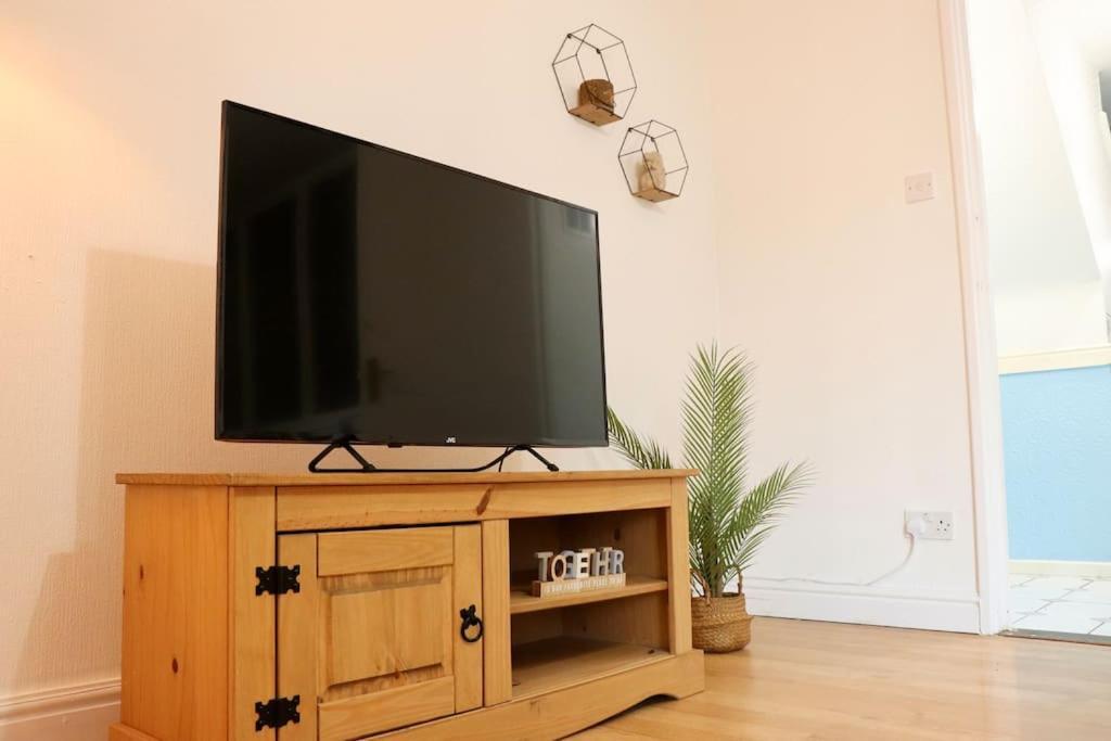Lovely Staycation With Family Free Parking & Wifi Leeds  Kültér fotó