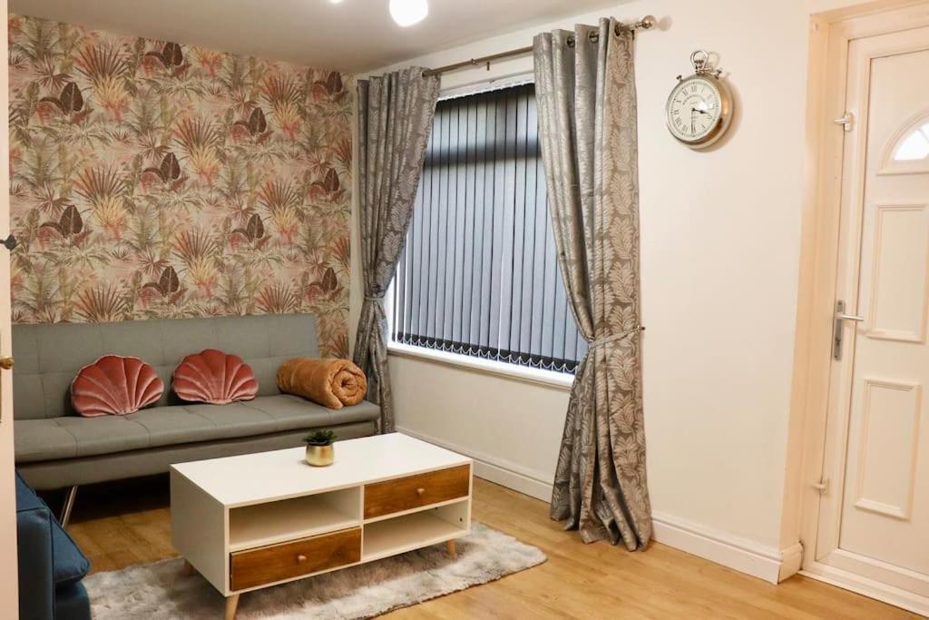 Lovely Staycation With Family Free Parking & Wifi Leeds  Kültér fotó