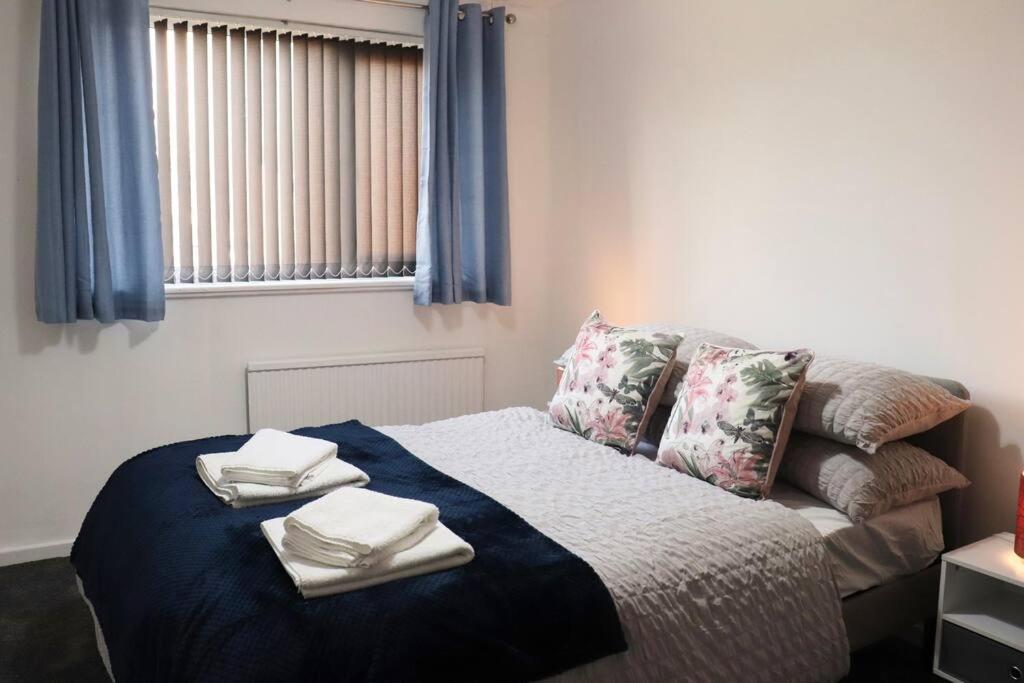 Lovely Staycation With Family Free Parking & Wifi Leeds  Kültér fotó