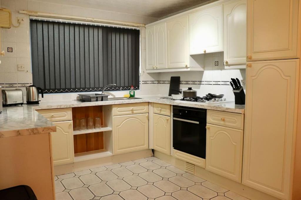 Lovely Staycation With Family Free Parking & Wifi Leeds  Kültér fotó