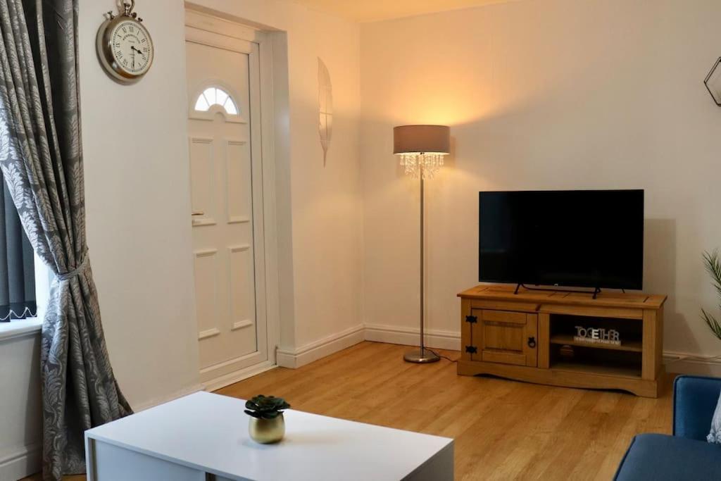 Lovely Staycation With Family Free Parking & Wifi Leeds  Kültér fotó