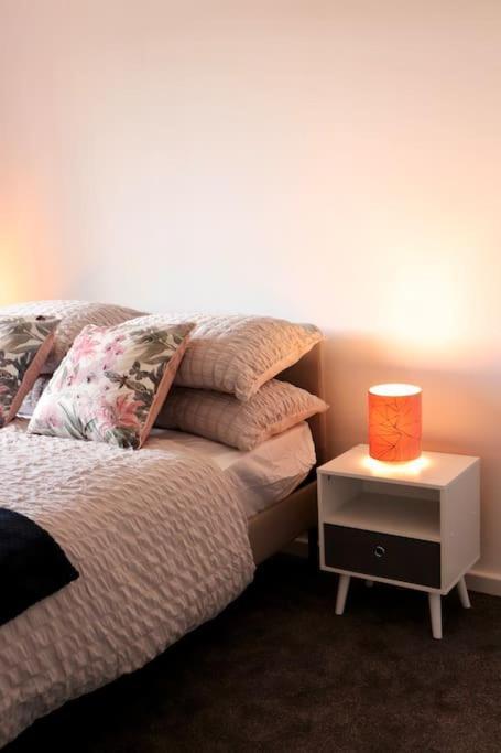 Lovely Staycation With Family Free Parking & Wifi Leeds  Kültér fotó