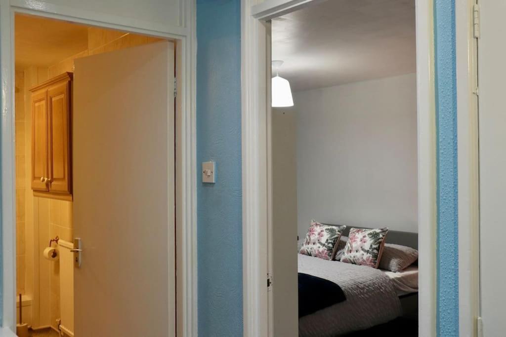 Lovely Staycation With Family Free Parking & Wifi Leeds  Kültér fotó