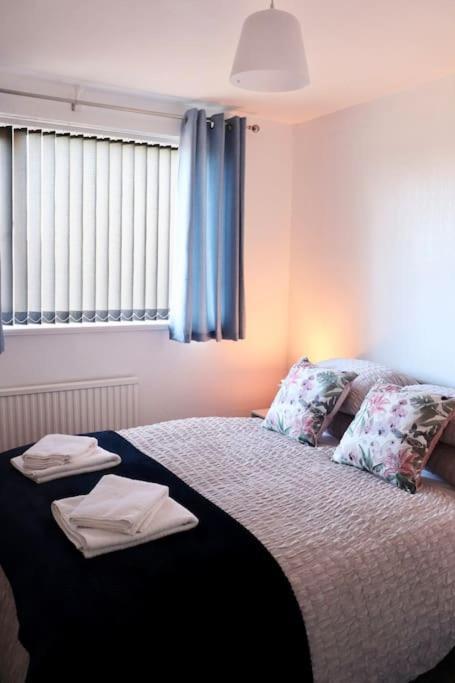 Lovely Staycation With Family Free Parking & Wifi Leeds  Kültér fotó