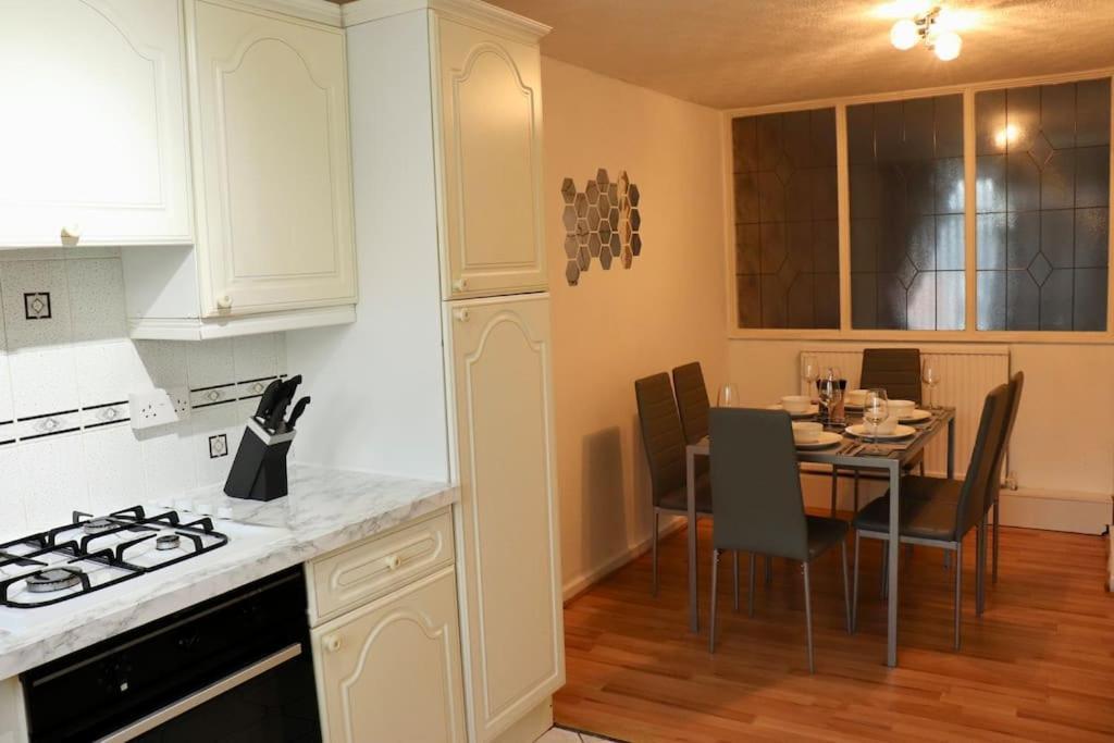 Lovely Staycation With Family Free Parking & Wifi Leeds  Kültér fotó