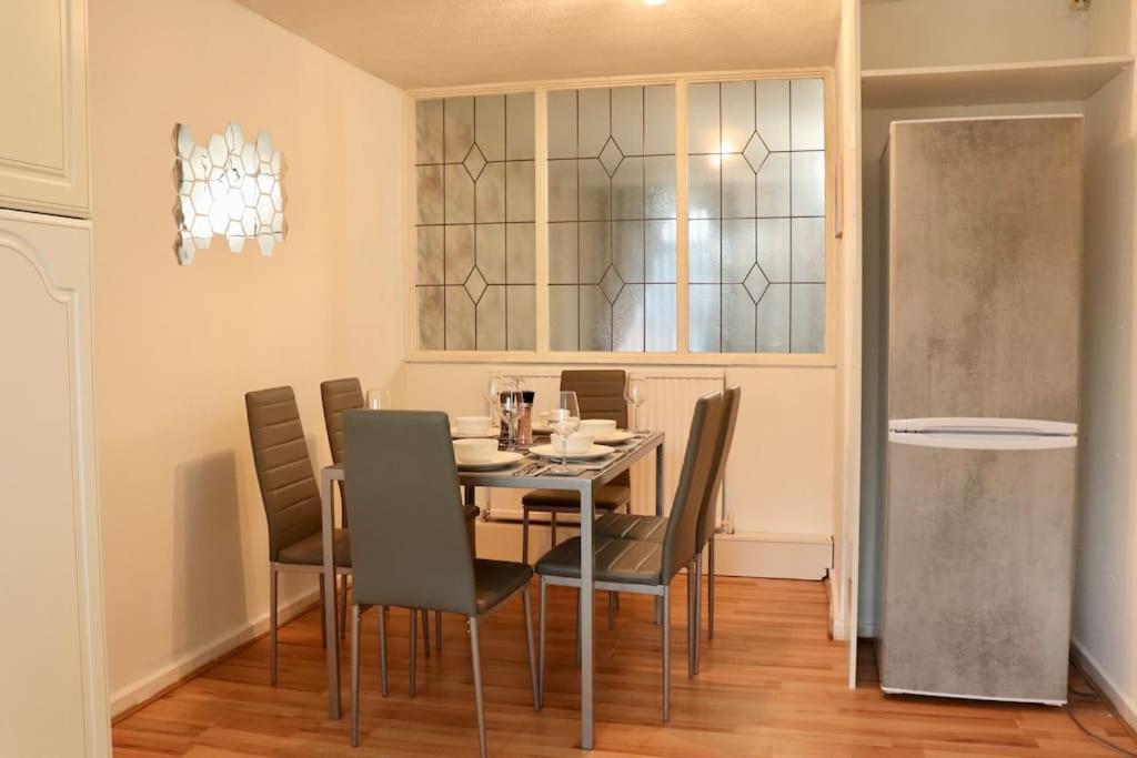 Lovely Staycation With Family Free Parking & Wifi Leeds  Kültér fotó