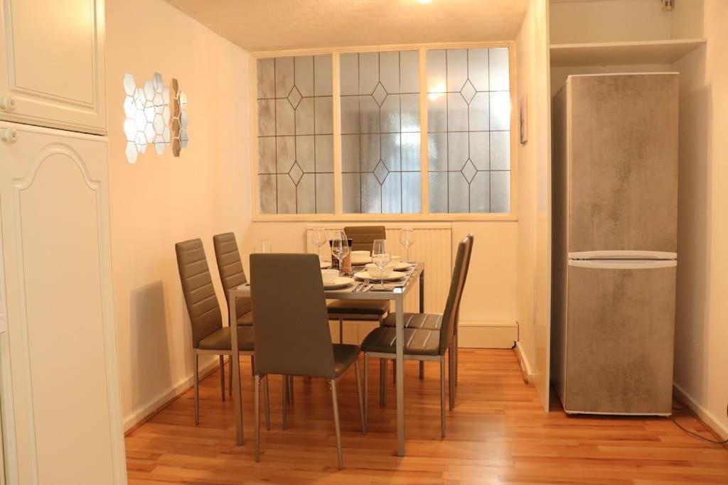 Lovely Staycation With Family Free Parking & Wifi Leeds  Kültér fotó